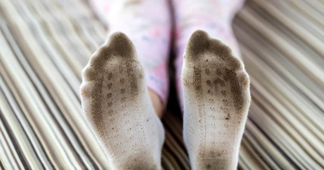 Białe skarpetki znów jak nowe? Odkryj sekrety wybielania!