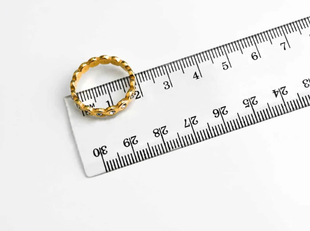 Jak sprawdzić rozmiar pierścionka? Uniknij pomyłek!