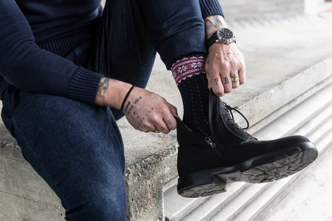 Długie skarpetki męskie: Jak nosić je modnie i z klasą?